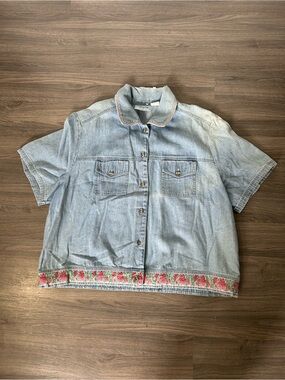 Vintage Studio Ease Light Wash Denim Short-Sleeve Button-Up with Floral Trim